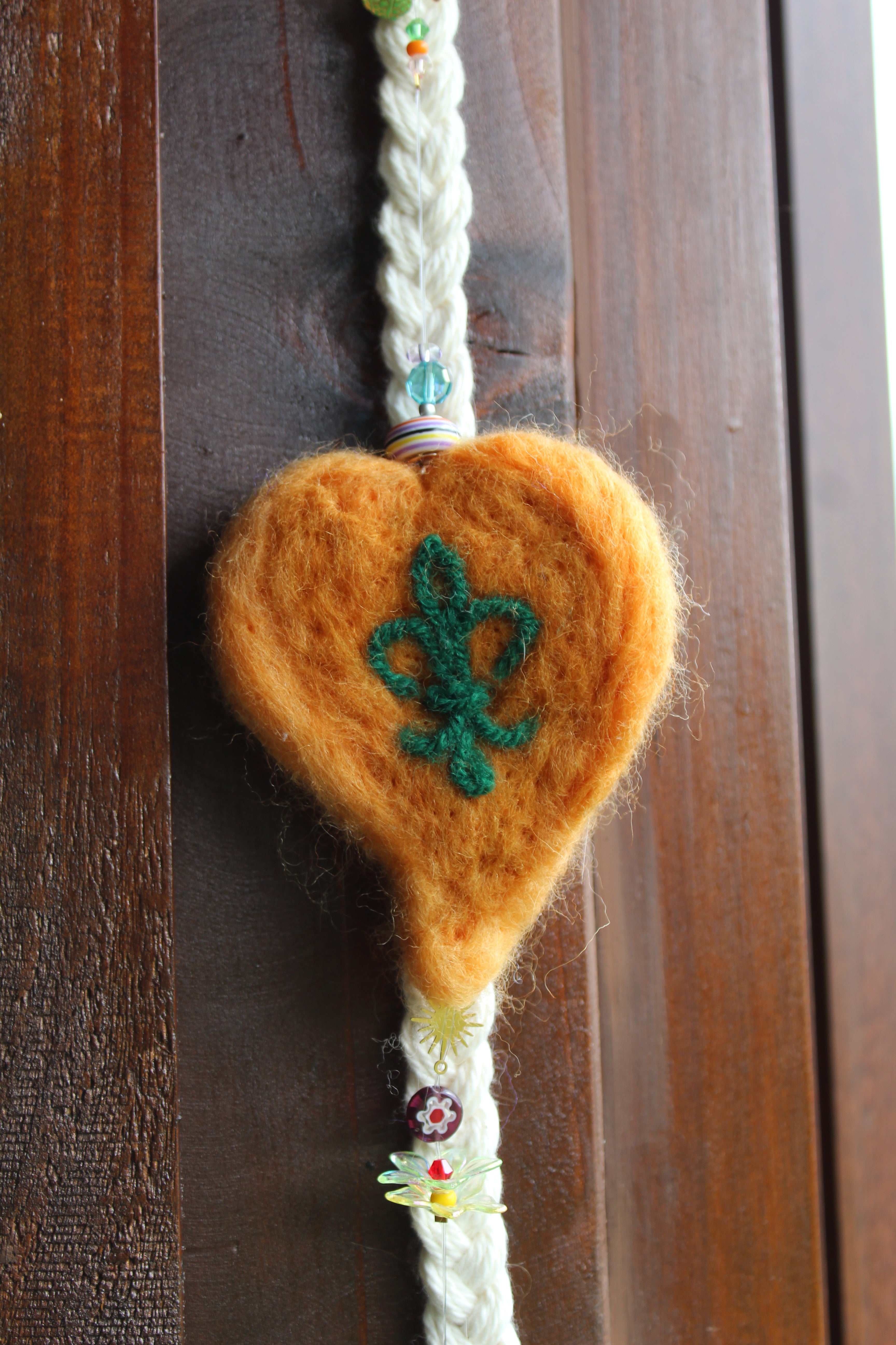 CORAZON NARANJO CON FLOR DE LIS